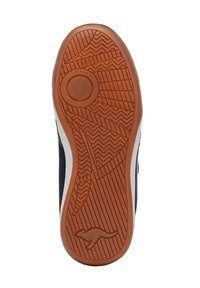 Schuhsohle mit einer strukturierten braunen Gummifläche, die Zickzackmuster und ein zirkuläres Logo zeigt. Entwickelt für Langlebigkeit und nicht abfärbende Leistung.