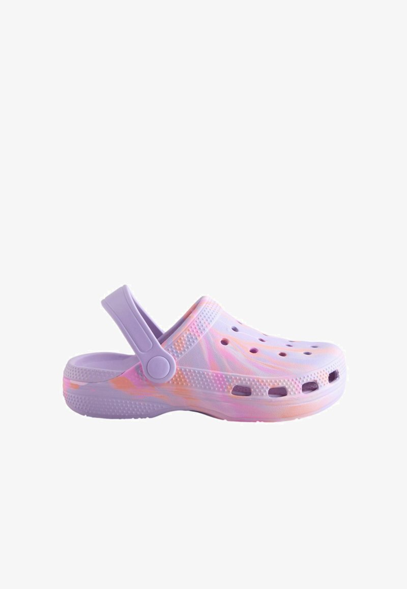 Zoccoli tie-dye viola e rosa con cinturino posteriore rialzato, fori di ventilazione e suola texturizzata per la presa. Leggeri e realizzati in materiale sintetico.