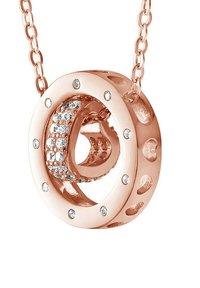 Pendentif en or rose sur une chaîne, présentant un design circulaire avec des sections alternées lisses et texturées, rehaussé de petites pierres précieuses transparentes.