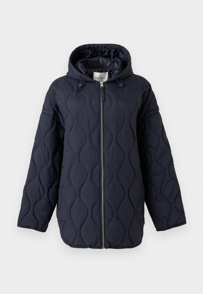 Veste matelassée bleu marine avec capuche, fermeture éclair intégrale à l'avant et cordons de serrage sur la capuche, présentée sur fond blanc.