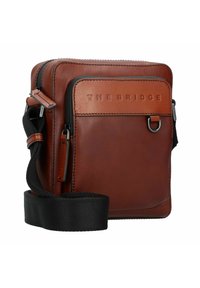 Borsa a tracolla in pelle marrone con una superficie liscia, chiusura con zip e tracolla regolabile. Presenta un logo del marchio impresso sul davanti.