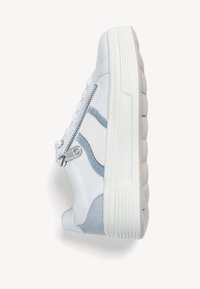 Sneaker bianco con accenti in suede azzurro chiaro e cerniera laterale. Presenta una suola spessa e testurizzata e una chiusura con lacci. Elementi di design semplici.