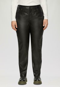 Schwarze Kunstlederhosen mit slim Fit Design, featuring einem Knopfverschluss und Vordertaschen. Glatte Textur ohne sichtbare Muster.