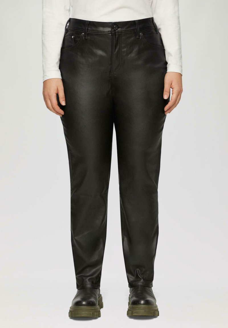 Schwarze Kunstlederhosen mit slim Fit Design, featuring einem Knopfverschluss und Vordertaschen. Glatte Textur ohne sichtbare Muster.