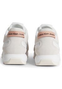 Calvin Klein Jeans TOOTHY RUNNER IRREGULAR LINES  - Tenisice - white/ancient white