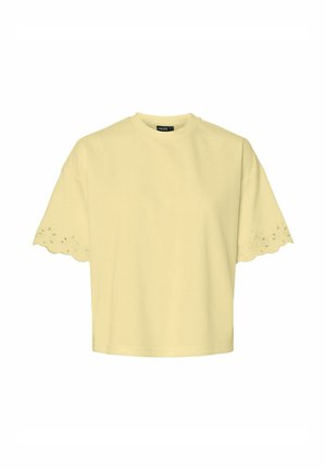 Blusa giallo chiaro a maniche corte con bordi smerlati e ricamo floreale traforato sulle maniche, scollo rotondo e vestibilità morbida.