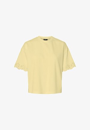 Blusa giallo chiaro a maniche corte con bordi smerlati e ricamo floreale traforato sulle maniche, scollo rotondo e vestibilità morbida.