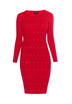 Rotes geripptes Kleid mit langen Ärmeln, figurbetont, verziert mit silbernen Nieten in einem gepunkteten Muster auf dem Stoff. Runder Halsausschnitt.