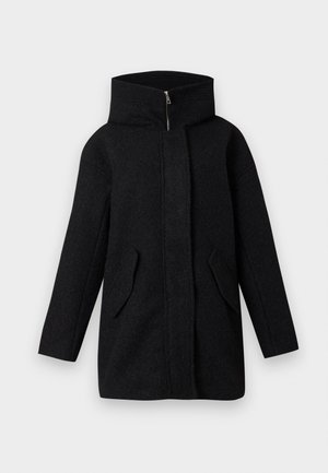 Abrigo de lana negro con cuello alto, cremallera frontal oculta por una solapa y dos bolsillos con solapa en ángulo, exhibido sobre un fondo blanco.