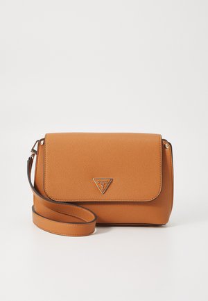 Sac en cuir texturé orange en bandoulière avec un logo en métal triangulaire, une sangle ajustable et une fermeture à rabat, mettant en avant des accents sombres contrastants.