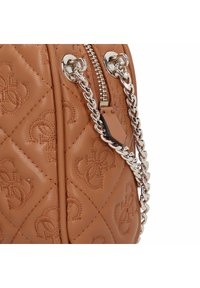 Braune gesteppte Lederhandtasche mit einem silbernen Kettenriemen, versehen mit geprägten Logo-Mustern und einem Reißverschluss. Strukturiert Oberfläche.