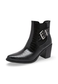 Botte noire à cheville avec texture crocodile, bout pointu, talon bloc, panneau latéral élastique et sangle à boucle en argent sur fond blanc.