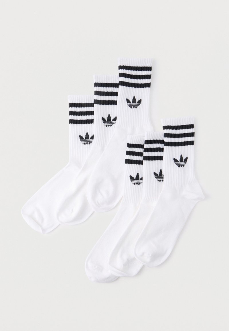 Seks hvide crew-sokker med sorte Adidas trefoil-logoer og to sorte striber nær toppen, arrangeret i en vifte på en hvid baggrund.