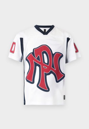 Fehér sportmez nagy, stilizált piros és tengerészkék "NPN" felirattal elöl, mindkét ujjon piros "0"-ás számmal, fekete V-nyakú szegéllyel.