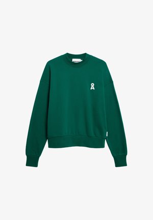 Sweatshirt vert avec un col rond, des épaules tombantes et des poignets côtelés. Présente un petit logo blanc sur la poitrine gauche. Tissu doux.
