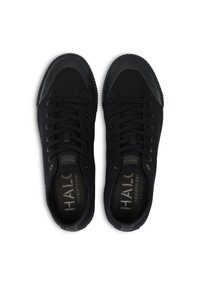 Czarne niskie trampki wykonane z kanwy, z okrągłym czubkiem, gumową podeszwą i płaskimi sznurowadłami. Posiadają logo na języku i wkładce.
