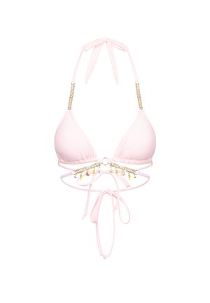 Haut de bikini rose avec des bonnets triangulaires, des accessoires en or décoratifs et des accents perlés. Se noue au cou et dans le dos pour un ajustement personnalisable.