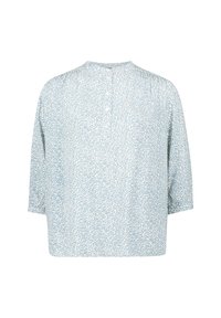 Helle blaue Bluse aus weichem Stoff, mit floralem Muster, rundem Ausschnitt und drei Viertel-Ärmeln mit Knopfverschluss auf der Rückseite.