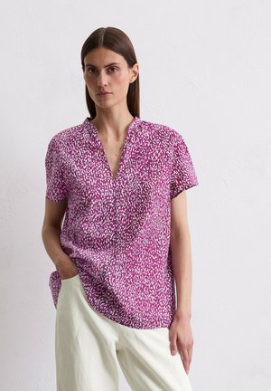 Blusa a maniche corte in un motivo a pois rosa e bianco, con scollatura a V e una vestibilità ampia. Realizzata in un materiale leggero.