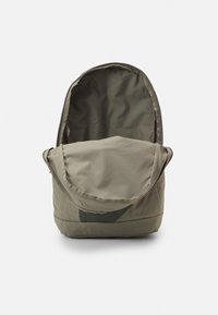 Nike Sportswear UNISEX - Mochila - matte olive/black/cargo khaki