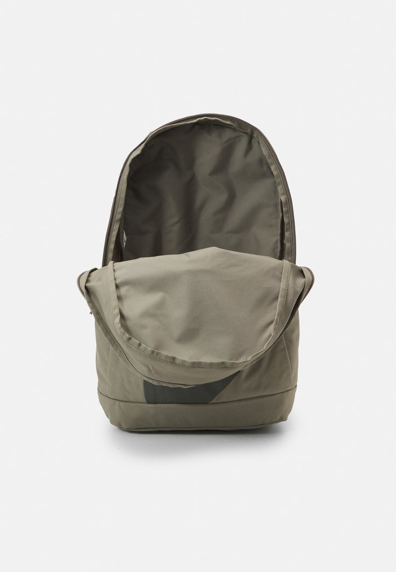 Herren Umhängetaschen | Nike Sportswear UNISEX Tagesrucksack matte olive/black/cargo khaki/oliv - SE05782 Herren Umhängetaschen | Nike Sportswear UNISEX Tagesrucksack matte olive/black/cargo khaki/oliv - SE05782