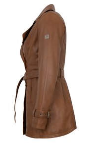 Brauner Ledercoat mit taillierter Passform, tailliertem Gürtel und aufgeschlagenem Kragen. Verfügt über geknöpfte Ärmel und ein Logo an der Ärmel.