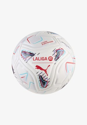 Balón de fútbol blanco Puma con los logos de LaLiga y EA Sports y patrones abstractos coloridos en rojo, azul y negro.