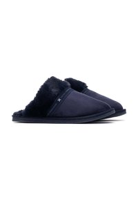 Zapatillas de color azul marino con un suave forro de piel sintética, exterior de ante y suela texturizada. Presentan una banda contrastante con la marca en la parte frontal.