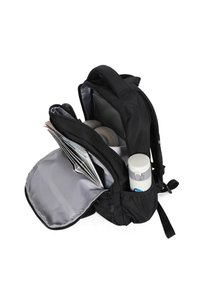 Zaino nero con un ampio scomparto principale, zip, tasche laterali per una bottiglia d'acqua e un interno che contiene cuffie e un quaderno.