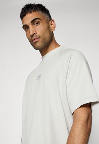Umbro WASHED HIGH NECK BOXY TEE - Camiseta básica - harbor mist
