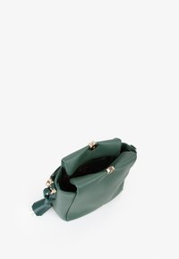 Borsa a tracolla in pelle verde con forma strutturata, dotata di chiusura con zip, hardware dorato e dettaglio decorativo con nappina.