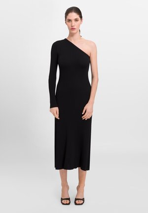 Μαύρο πλέξη μίντι φόρεμα με ένα μακρύ μανίκι, ασύμμετρη λαιμόκοψη και εφαρμοστή σιλουέτα, που τελειώνει λίγο πάνω από τον αστράγαλο. Λείο υφάσμα.