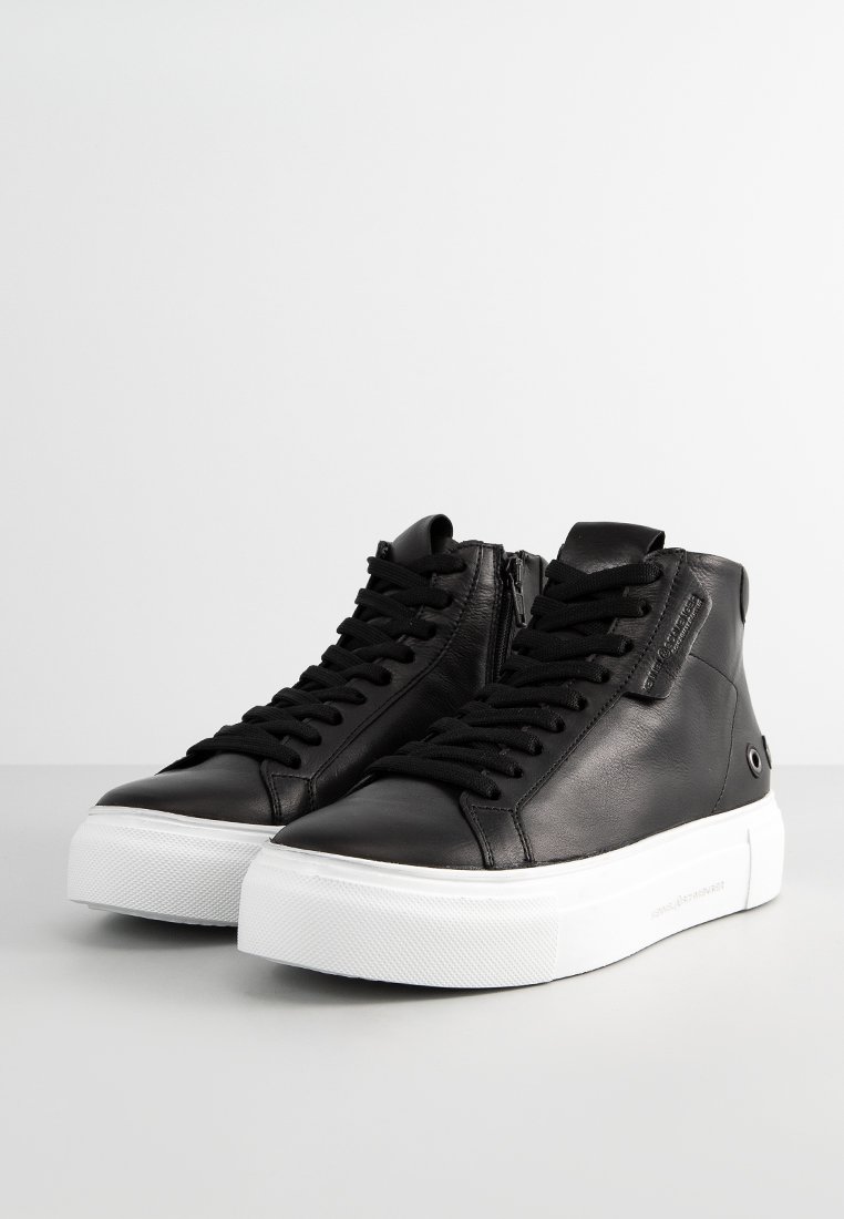 Schwarze High-Top-Sneaker aus glattem Leder, mit schwarzen Schnürsenkeln, einer weißen Gummisohle, seitlichem Reißverschluss und Logodetails.