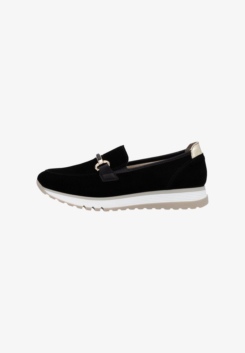 Sort ruskinds loafers med en hvid og beige gummisål, prydet med en guldfarvet detalje og en flad hæl. Glat tekstur, minimalistisk design.