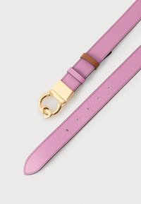 Rausvai rožinis odinis diržas su tekstūruotu paviršiumi, auksinės spalvos metaline sagtimi ir mažu rudai rudos spalvos odiniu akcentu. Kelios skylutės dydžio reguliavimui.