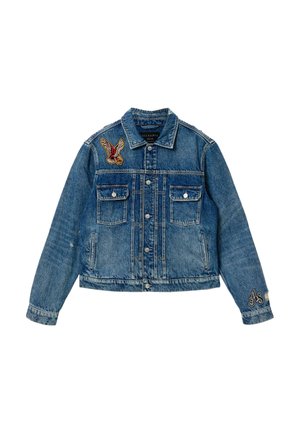 Blå denimjakke med knaplukning foran, to brystlommer med klap, ørnepatch på venstre skulder og "AS" broderi på højre manchet.