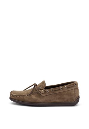 Mocassin pour homme en daim marron avec coutures mocassin, détails de lacets et semelle en caoutchouc plate, présenté de profil sur fond blanc.