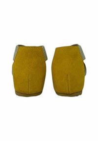 Stivaletti alla caviglia in suede giallo con accenti grigi, caratterizzati da un design semplice e una superficie liscia. Retro arrotondato e suole piatte.