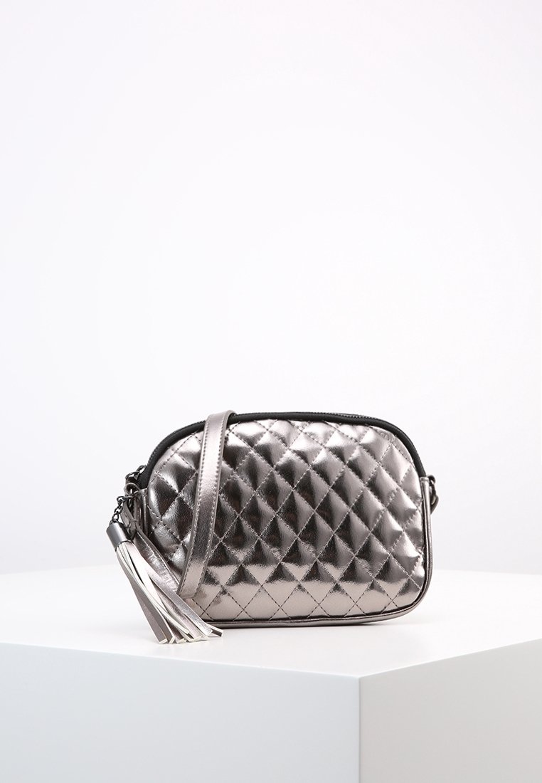 Borsa a tracolla argentata metallizzata con motivo trapuntato, chiusura con zip e dettaglio a nappina. Dispone di una tracolla sottile per un comfort ottimale.