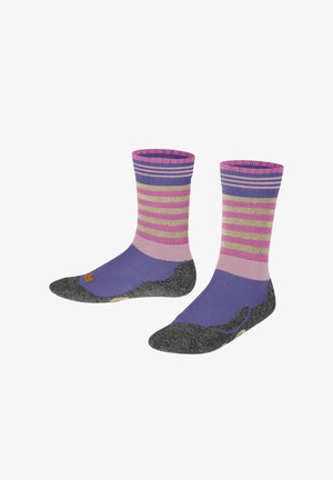 Chaussettes de cheville multicolores avec des rayures violettes, roses et grises, un semelle grise texturée et un logo orange sur l'orteil.