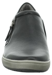 Czarny skórzany but wsuwany z zaokrąglonym noskiem, z boku zamek błyskawiczny oraz szara gumowa podeszwa z teksturowanym wzorem.