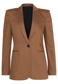 Blazer marrone con un design su misura, rever a punta, chiusura con un singolo bottone nero, due tasche frontali e una texture liscia.