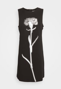 Robe noire sans manches avec un grand motif pixelisé de rose blanche s’étendant du bas vers le haut à l’avant.
