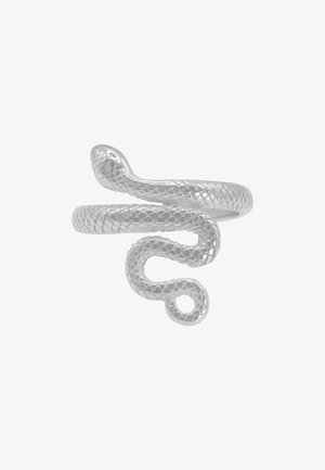 Anello in argento a forma di serpente, con un design texturizzato e arrotolato. Presenta una testa liscia e dettagli intricati delle squame lungo la fascia. Forma curve.