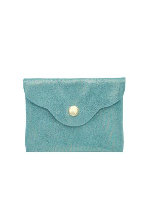 Petite pochette bleu sarcelle pailletée en forme d'enveloppe avec un rabat festonné et une fermeture à bouton pression doré centrée.