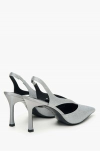 Zilveren slingback hoge hakken met puntige neuzen, textuur bovenkant en glinsterende accenten. Voorzien van een dunne hak en open zijkanten voor ademend vermogen.