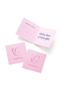 Roosa tänukaart, millel on embosseeritud liblika disain. Sees on sinise sulepeaga kirjutatud tekst ning kolm tühja rida sõnumite jaoks.