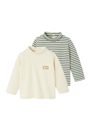 Zwei Langarm-Turtlenecks: einer in Creme mit dem Text "Winter ist cool", der andere grün-weiß gestreift. Weiches Material, lockere Passform, Knopfverschluss.