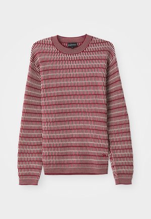 Pull en rouge et crème avec une texture et un motif, encolure ronde, et bords côtelés aux poignets et à l'ourlet. Le pull possède des manches longues.