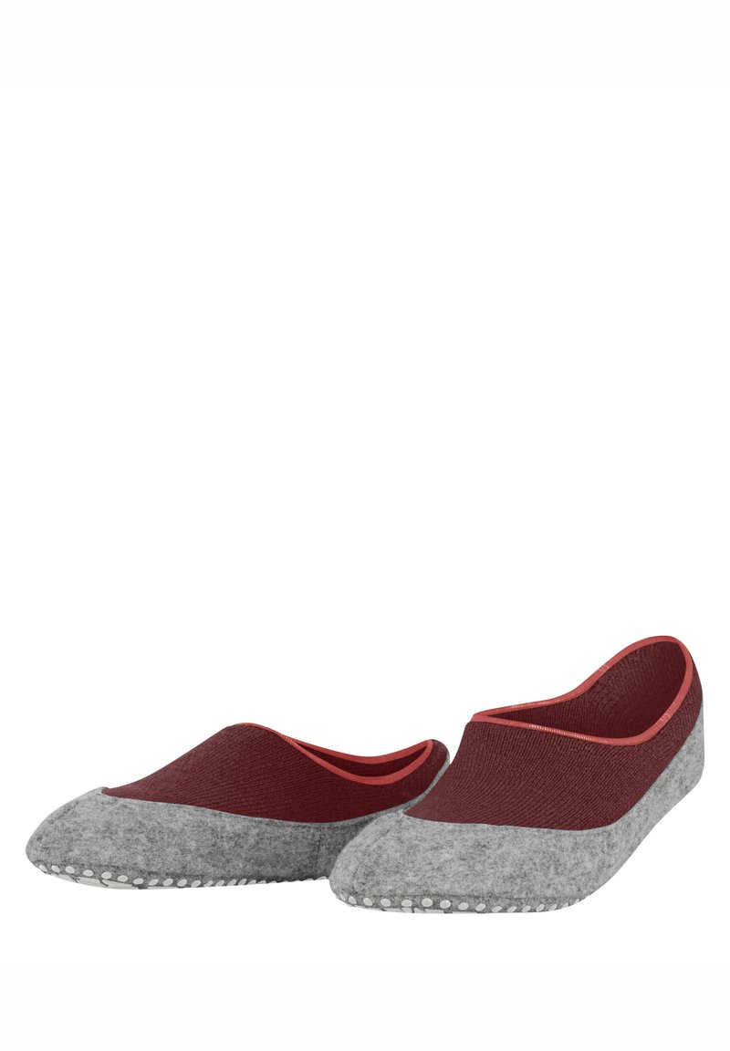 Paar bordeauxrode en grijze zachte stoffen binnenslippers met antislipzool met stippen, ontworpen voor comfort en casual gebruik.